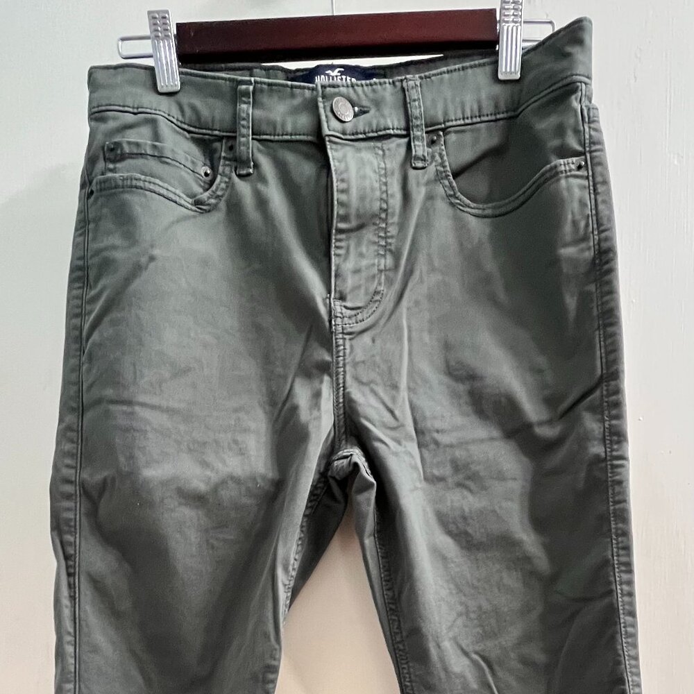 Hollister 5 pocket pants in chino fabric. Grey green color.